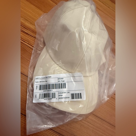 ALO Yoga Satin Off-Duty Cap Creme - Picture 7 of 7